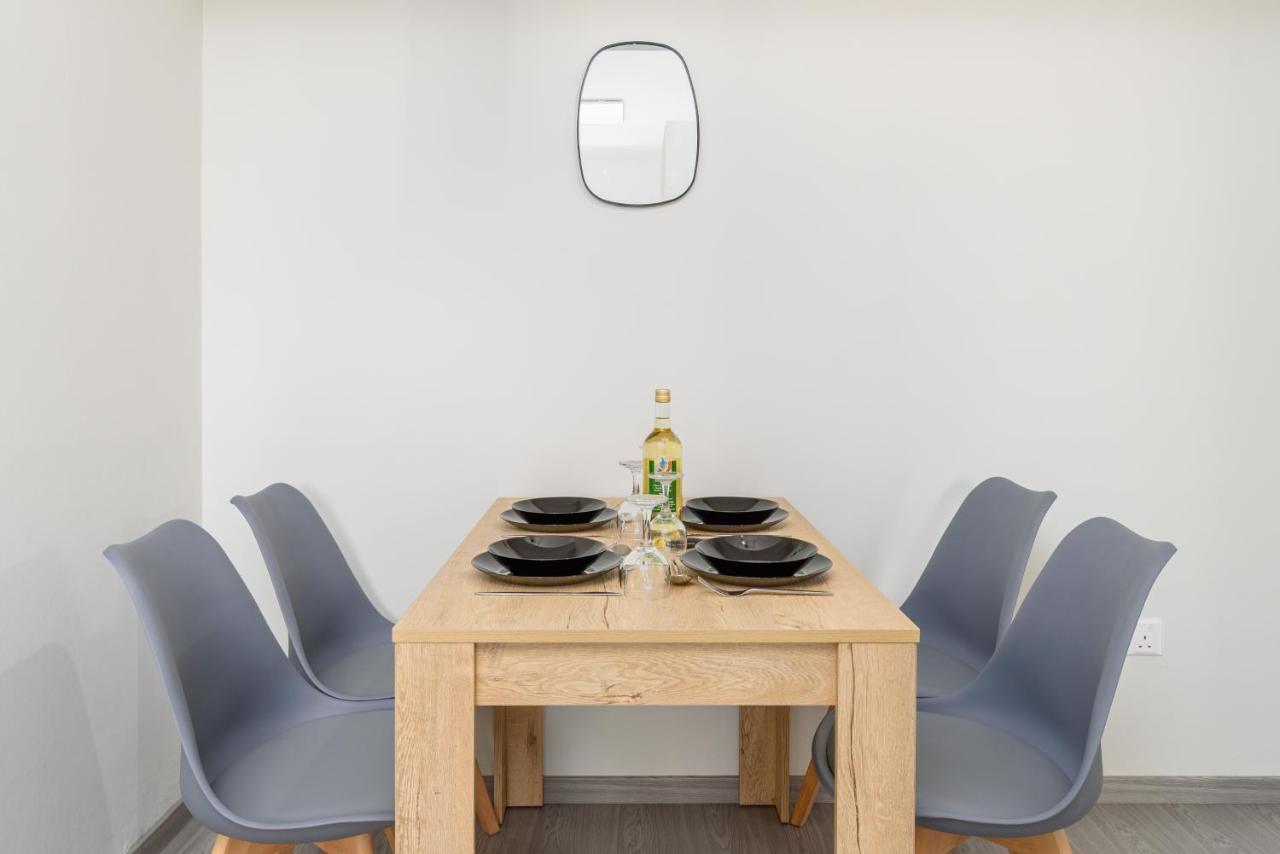 2-br By Finikoudes